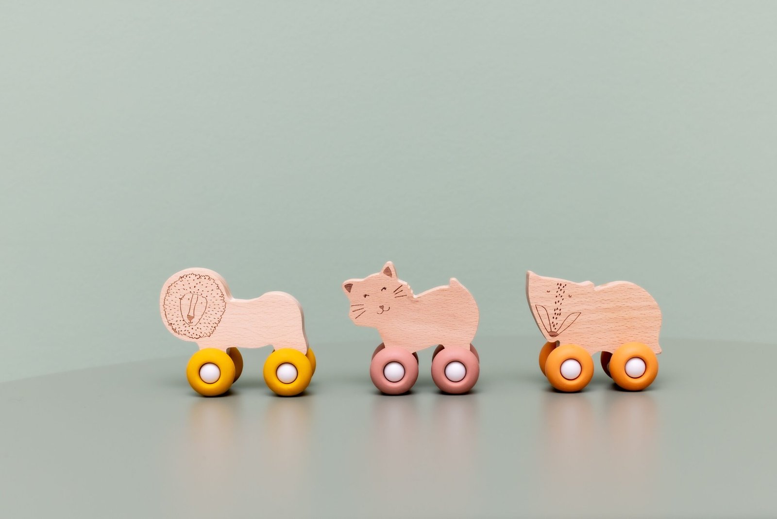 Medinis automobilis – Katinas