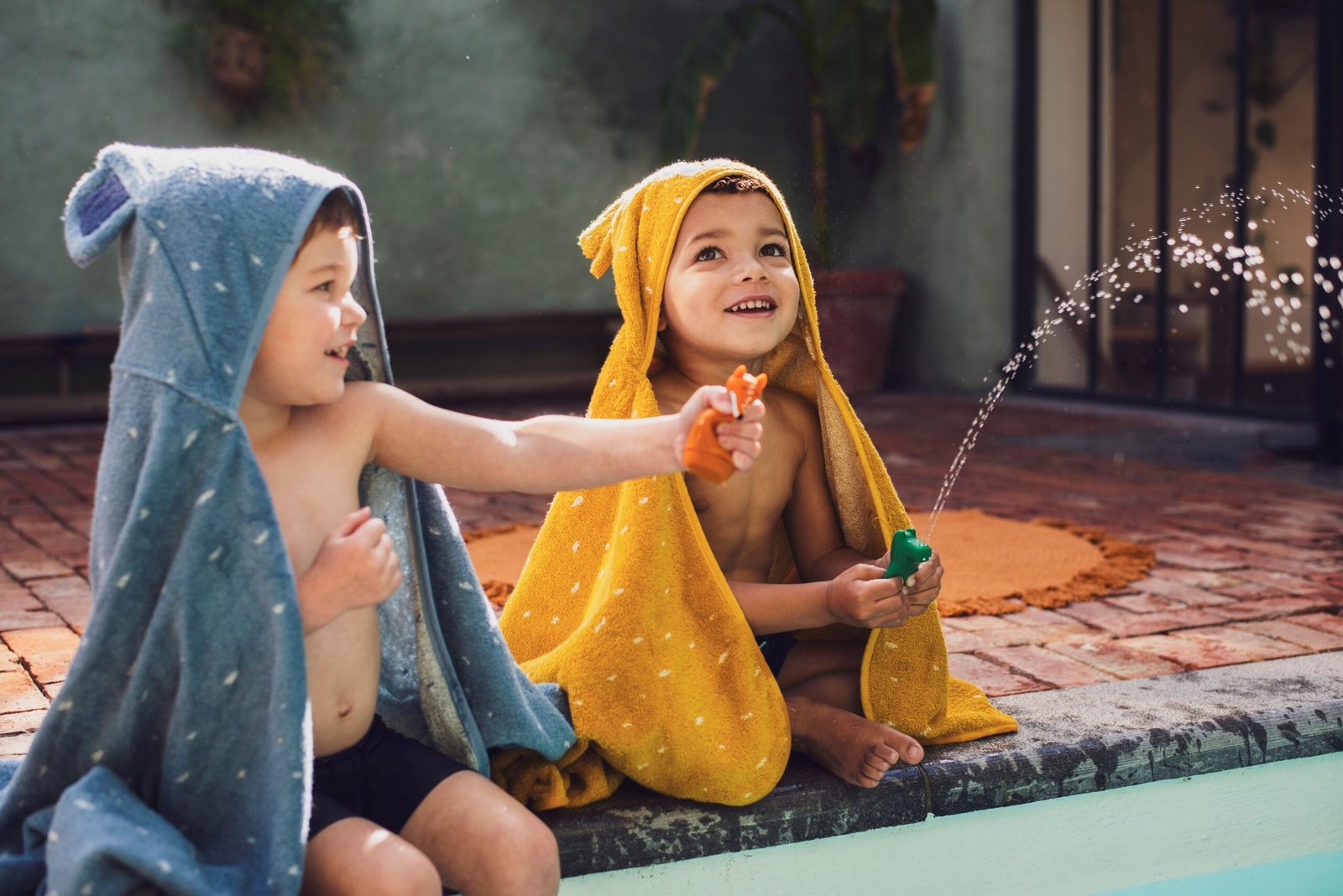 Rankšluostis su gobtuvu – Ponia Drambliukė